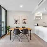 Mountain Views, King Bed, Pool, Gym & Car Park Apartment