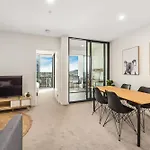 Mountain Views, King Bed, Pool, Gym & Car Park * Brisbane
