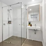 Mountain Views, King Bed, Pool, Gym & Car Park *