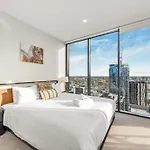 Apartment Mountain Views, King Bed, Pool, Gym & Car Park