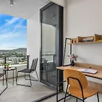 Mountain Views, King Bed, Pool, Gym & Car Park * Brisbane