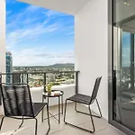 Mountain Views, King Bed, Pool, Gym & Car Park Apartment *