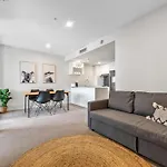 Apartment Mountain Views, King Bed, Pool, Gym & Car Park Brisbane