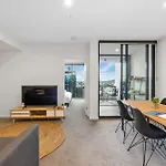 Mountain & Sunset Views With King Bed, Pool, Gym Apartment
