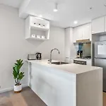 Mountain & Sunset Views With King Bed, Pool, Gym Apartment Brisbane