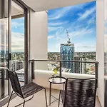Mountain & Sunset Views With King Bed, Pool, Gym Apartment