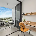 Mountain & Sunset Views With King Bed, Pool, Gym Apartment