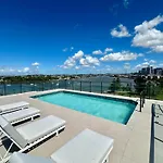 New City Condo With Brisbane River View & Parking