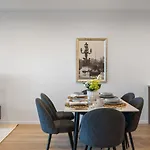 Skyline N Rooftop Pool 2Br Modern Stay Near Cbd