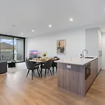 Skyline N Rooftop Pool 2Br Modern Stay Near Cbd