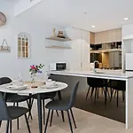 2 Bedroom Apartment In Queens Wharf