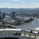 Serene 2Bed With Pool & River Views At Qwr