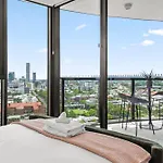 Modern 2Br With Stunning Views, Infinity Pool & Gym