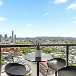 Modern 2br With Stunning Views, Infinity Pool & Gym Brisbane