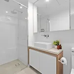 Modern 2br With Stunning Views, Infinity Pool & Gym Apartment