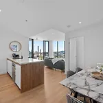 Modern 2br With Stunning Views, Infinity Pool & Gym Apartment *
