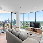 Modern 2br With Stunning Views, Infinity Pool & Gym *