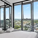 Modern 2br With Stunning Views, Infinity Pool & Gym * Brisbane