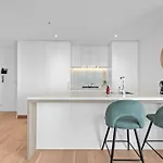 Modern 2br With Stunning Views, Infinity Pool & Gym