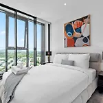 Modern 2br With Stunning Views, Infinity Pool & Gym Apartment Brisbane