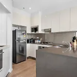 Stunning Sky With Endless Views, Pool & Parking * Brisbane