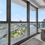 Stunning Sky With Endless Views, Pool & Parking Apartment *