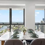 Stunning Sky With Endless Views, Pool & Parking Brisbane