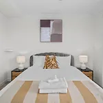 Cbd Apt Near Stadium With City & River Views!
