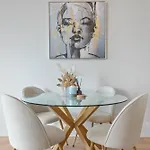 Spire - Stylish 2Br Apt - Pool, Parking & Views