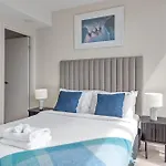 Spire - Stylish 2Br Apt - Pool, Parking & Views