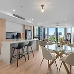 Spire - Stylish 2Br Apt - Pool, Parking & Views