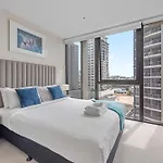 Spire - Stylish 2Br Apt - Pool, Parking & Views