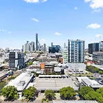 Elegant 2-Bed With Rooftop Dining & Fabulous Views