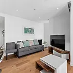 Stylish 2Br With Huge Gym, Infinity Pool And Parking