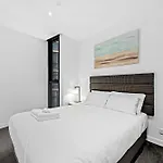 Stylish 2Br With Huge Gym, Infinity Pool And Parking
