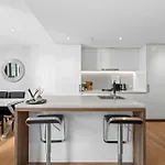 Apartment Stylish 2br With Huge Gym, Infinity Pool And Parking Brisbane