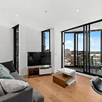 Stylish 2br With Huge Gym, Infinity Pool And Parking * Brisbane