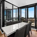 Stylish 2br With Huge Gym, Infinity Pool And Parking * Brisbane