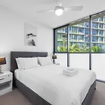 Central Apt Close To Hospital With Pool And Car Park!