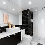 Modern And Stylish With Large Balcony And Parking! Apartment Brisbane
