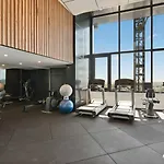 Cbd 2br With Breathtaking Views, Pool & Gym Apartment *