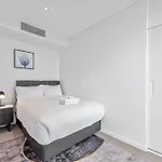 Cbd 2br With Breathtaking Views, Pool & Gym Apartment