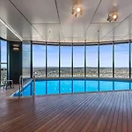 Cbd 2br With Breathtaking Views, Pool & Gym Apartment
