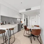 Cbd 2br With Breathtaking Views, Pool & Gym *