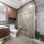 Cbd 2br With Breathtaking Views, Pool & Gym Apartment