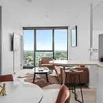 Apartment Cbd 2br With Breathtaking Views, Pool & Gym