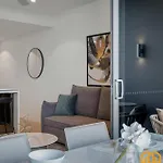 Luxury Retreat Qwr River & Views Apartment
