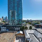 2br Luxury Retreat With Rooftop Pool Access