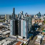 2Br Luxury Retreat With Rooftop Pool Access