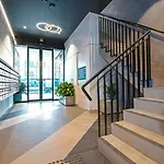 2Br Luxury Retreat With Rooftop Pool Access